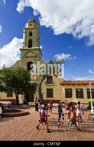 Klasse Schulsport, Bell Tower der Iglesia y Convento de San Francisco, Trinidad, Kuba, große Antillen, Antillen, Karibik, W Stockfoto