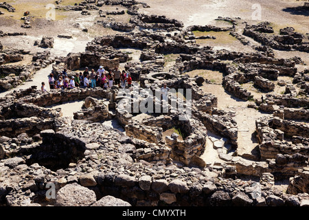 Touristen, bei den Ruinen, Nuraghe Su Nuraxi, Barumi, Sardinien, Italien Stockfoto