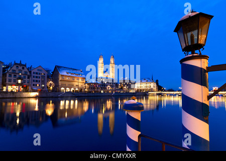 Pier am Hotel Storchen, Altstadt, Fluss Limmat in der Nacht, Limmatquai Grossmünster, Zürich, Schweiz Stockfoto