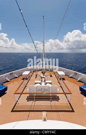 Vordeck von Holland America Cruise Line Nieuw Amsterdam, im Jahr 2010 in Betrieb genommen. Hier ist es am Meer in der östlichen Karibik Stockfoto