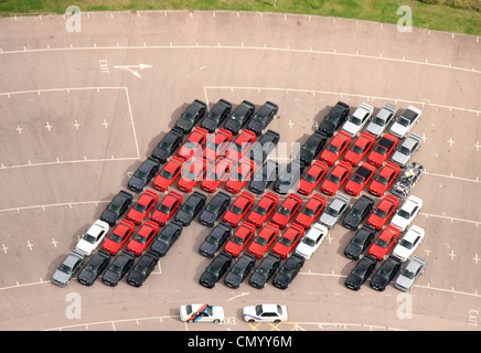 Luftaufnahme von 66 M3 Serie BMW-Fahrzeugen, angeordnet in einer M-Form, eine Aufnahme in Deutschland schon vor Jahrzehnten zu emulieren. Stockfoto