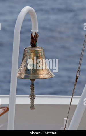 Die Schiffsglocke auf dem Bogen von Nieuw Amsterdam von Holland America Kreuzfahrtschiff im Jahr 2010 in Betrieb genommen. Stockfoto