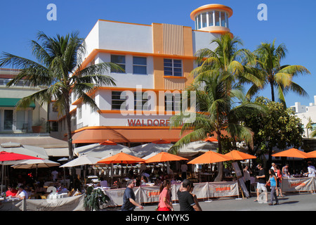 Miami Beach, Florida, Ocean Drive, historisches Art déco-Viertel, Waldorf Towers, Hotel, Außenterrasse mit Tischen im Freien, Restaurants, Sonnenschirmen, Palmen, Restaurant Stockfoto