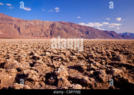 Salz Klumpen bilden die "Teufels-Golfplatz," Death Valley Nationalpark, Kalifornien USA Stockfoto