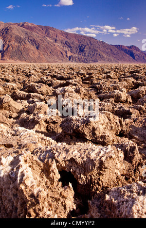 Salz Klumpen bilden die "Teufels-Golfplatz," Death Valley Nationalpark, Kalifornien USA Stockfoto