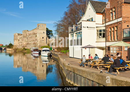 Newark Castle Fluss Trent und Menschen außerhalb der Moorings Bar und Restaurant Newark-on-Trent Nottinghamshire England UK GB EU Stockfoto