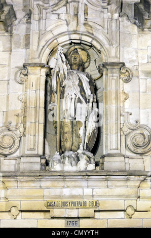 Statue des Heiligen Georg an der Fassade der Kirche, Iglesia de San Jorge Stockfoto