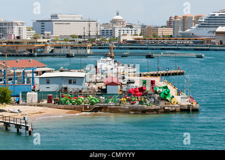 Ein Haufen von bunten roten und grünen Marker Bojen am Eingang des Kreuzfahrt Schiff Hafen von San Juan, Puerto Rico Stockfoto