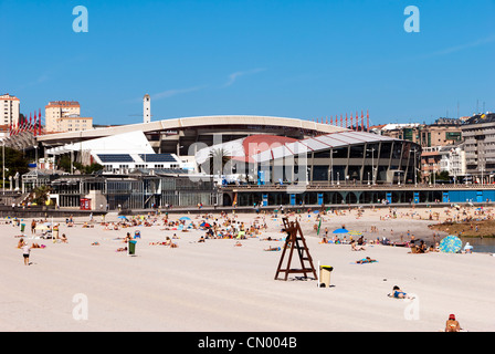 Playa de Riazor Strand in der Nähe des Sport-Palast - Coruna, Galicien - Spanien Stockfoto