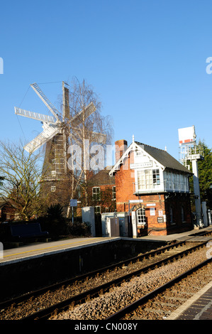 Heckington Dorf Lincolnshire England.Signal Box und Zug Station.With Windmühle. Stockfoto