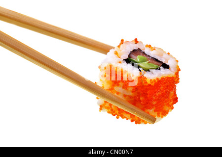 Sushi mit Stäbchen isoliert auf weißem Hintergrund Stockfoto