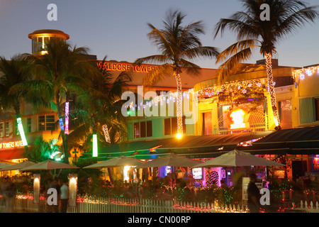 Miami Beach, Florida, Ocean Drive, historisches Art déco-Viertel, Neujahr, Nachtleben am Abend nach Einbruch der Dunkelheit, Mango's Tropical Cafe, Gehweg im Freien Stockfoto