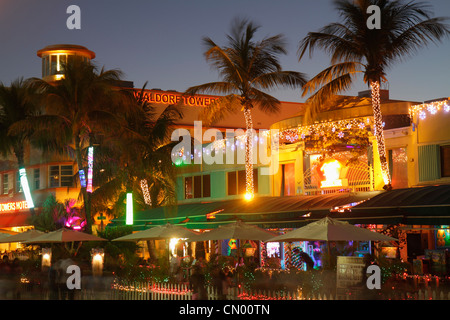 Miami Beach, Florida, Ocean Drive, historisches Art déco-Viertel, Neujahr, Nachtabend, Mango's Tropical Cafe, Außenterrasse mit Tischen auf dem Bürgersteig, Abendessen Stockfoto