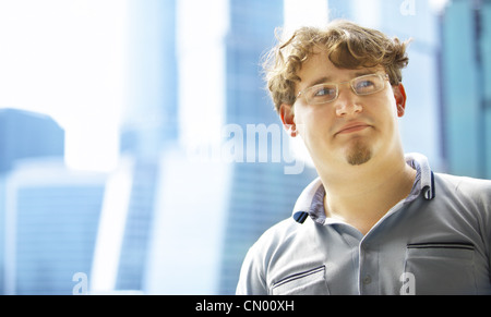 Hübscher junger Mann und Stadt im Hintergrund Stockfoto
