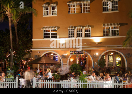 Miami Beach, Florida, Ocean Drive, historisches Art déco-Viertel, Neujahr, Nachtleben am Abend nach Einbruch der Dunkelheit, Mango's Tropical Cafe, Gehweg im Freien Stockfoto