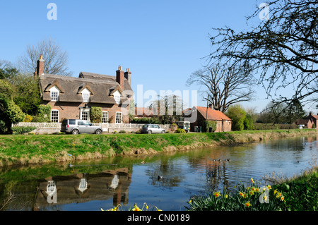 Wainfleet Lincolnshire England.River einweichen und Reetdachhaus. Stockfoto