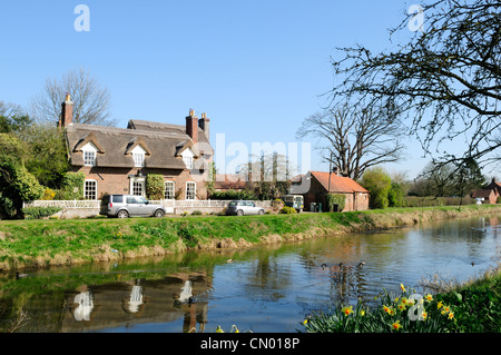 Wainfleet Lincolnshire England.River einweichen und Reetdachhaus. Stockfoto