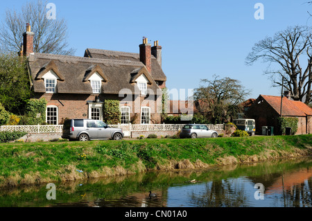 Wainfleet Lincolnshire England.River einweichen und Reetdachhaus. Stockfoto