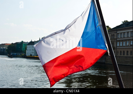 Eine Tschechische Republik Flagge weht im Wind, aufgestellt über der Moldau. Stockfoto