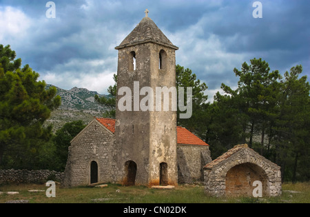 Eine alte steinerne Kirche St. Peter in Starigrad Paklenica, Kroatien Stockfoto