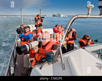 Fotografen auf Bootstour der Jökulsárlón Glacial Lagune, Breidamerkurjokull, Vatnajökull-Eiskappe, Island Stockfoto