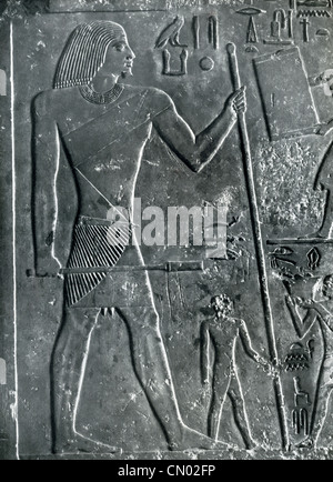 Dieses Kalkstein Relief des Sechemka und seines Sohnes (kleines Bild) war am Eingang zur Kammer Angebot von seinem Grab in Gizeh Stockfoto