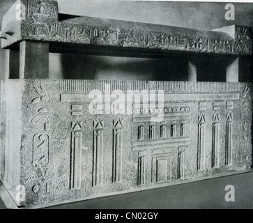 Dieses rotem Granit-Sarkophag von Gizeh ist in der Form eines Hauses und war für Chufuanch, der Musikdirektor unter Userkaf. Stockfoto