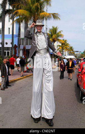 Miami Beach, Florida, Ocean Drive, historisches Art déco-Viertel, Art-Deco-Wochenende, Festival, Männer, Erwachsene, Stelzen, großer Mann, Kostüm, FL120114062 Stockfoto