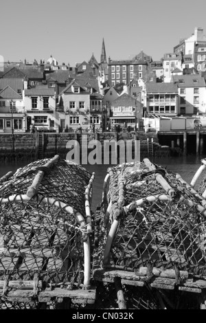 Schwarz / weiß Bild von Whitby mit leere Hummer Töpfe im Vordergrund. Stockfoto