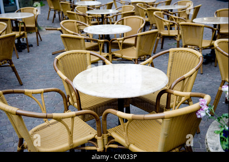 Nahaufnahme von Stroh geflochtenen Stühlen in einem leeren Café-Bereich. Stockfoto