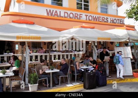 Miami Beach, Florida, Ocean Drive, historisches Art déco-Viertel, Waldorf Towers, Hotel, Außenterrasse mit Tischen im Freien, Restaurants, Restaurants, Speisen und Getränke Stockfoto