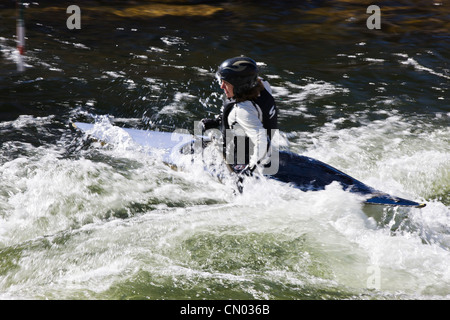 Weibliche Wildwasser Kajak Slalom Racer, Arkansas River, Salida, Colorado, USA Stockfoto