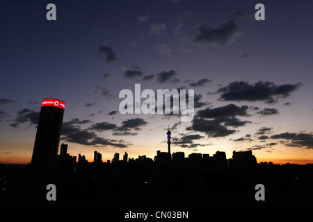 Eine Landschaft von Johannesburg CBD und Hillbrow in der Abenddämmerung. Stockfoto