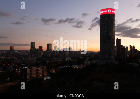 Eine Landschaft von Johannesburg CBD und Hillbrow in der Abenddämmerung. Stockfoto