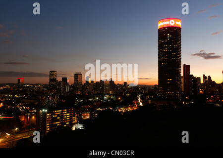 Eine Landschaft von Johannesburg CBD und Hillbrow in der Abenddämmerung. Stockfoto