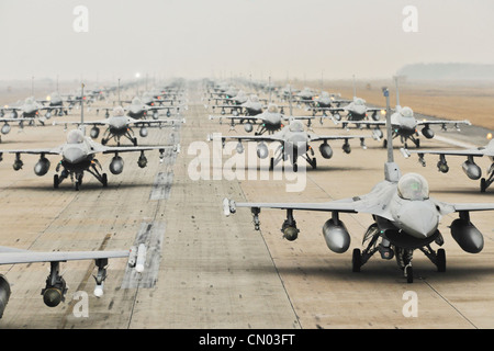 F-16 Kampf gegen Falken aus der 35. Und 80. Jagdgeschwader des 8. Kampfflügels, Kunstan Air Base, Republik Korea; das 41. Expeditionary Fighter Squadron der 388. FW auf der Hill Air Force Base, Utah; die 55. EFS aus der 20. FW auf Shaw AFB, S.C.; Und von der 38. Jagdgruppe der ROK Air Force demonstrieren sie einen „Elefantenspaziergang“, während sie während einer Übung auf der Kunsan Air Base, Republik Korea, eine Landebahn hinunterfahren, 2. März 2012. Die Übung zeigte die Fähigkeit der Flugbesatzungen von Kunsan ab, ein Flugzeug schnell und sicher für eine Kriegsmission vorzubereiten. Stockfoto