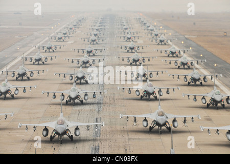 F-16 Kampf gegen Falken aus der 35. Und 80. Jagdgeschwader des 8. Kampfflügels, Kunstan Air Base, Republik Korea; das 41. Expeditionary Fighter Squadron der 388. FW auf der Hill Air Force Base, Utah; die 55. EFS aus der 20. FW auf Shaw AFB, S.C.; Und von der 38. Jagdgruppe der ROK Air Force demonstrieren sie einen „Elefantenspaziergang“, während sie während einer Übung auf der Kunsan Air Base, Republik Korea, eine Landebahn hinunterfahren, 2. März 2012. Die Übung zeigte die Fähigkeit der Flugbesatzungen von Kunsan ab, ein Flugzeug schnell und sicher für eine Kriegsmission vorzubereiten. Stockfoto