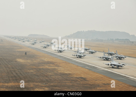 Eine Formation von F-16 Fighting Falcons schreitet die Fluglinie am Kunsan Air Base, Republik Korea, am 2. März 2012 entlang, in einer Machtshow, die als „Elefantenweg“ bezeichnet wird. Die Übung zeigte die Fähigkeit der Flugbesatzungen von Kunsan ab, ein Flugzeug schnell und sicher für eine Kriegsmission vorzubereiten. Stockfoto