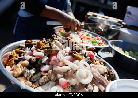 Eine Schüssel mit frisch gefangenen Fisch in Muisbosskern Restaurant in Lamberts Bay, Northern Cape, Südafrika Stockfoto