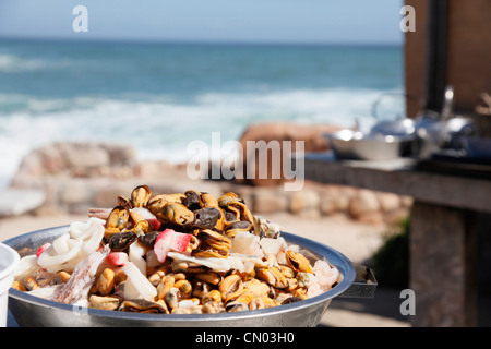 Eine Schüssel mit frisch gefangenen Fisch in Muisbosskern Restaurant in Lamberts Bay, Northern Cape, Südafrika Stockfoto