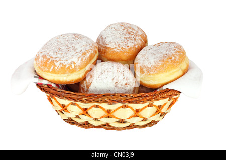 Krapfen, bestreut mit Zucker in Korb isoliert auf weiss Stockfoto