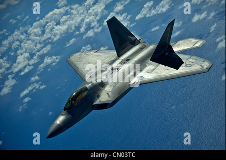 Ein Hawaii Air National Guard F-22 Raptor aus dem 199. Jagdgeschwader, Joint Base Pearl Harbor-Hickam, Hawaii kehrt zur Trainingsmission zurück, nachdem er am 27. März 2012 Treibstoff aus einem 96. Luftbetankungsgeschwader KC-135 Stratotanker über dem Pazifik nahe den Hawaii-Inseln genommen hat. Während dieser Betankungsmission erhielten die Kadetten der Air Force Academy in der Frühjahrspause einen Einarbeitungsflug, um den Kadetten ein besseres Verständnis der globalen Reichweitenfähigkeiten der Air Force zu vermitteln. Stockfoto