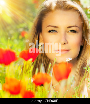 Closeup auf schöne Frau Gesicht, weibliche genießen Blumenfeld, schöne Mädchen im Frühling im freien Urlaub, Mohn Blumengarten Stockfoto