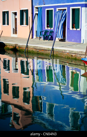 Häuser und ihre Überlegungen in den Kanälen von Burano, Italien Stockfoto