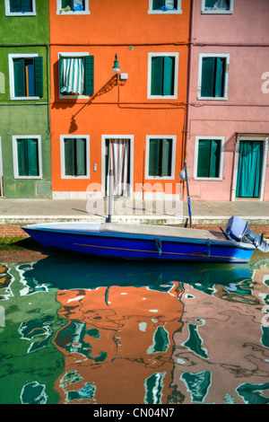 Häuser und Boote und ihre Überlegungen in den Kanälen von Burano, Italien Stockfoto