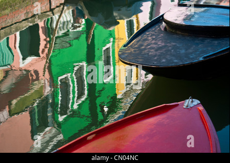 Häuser und Boote und ihre Überlegungen in den Kanälen von Burano, Italien Stockfoto