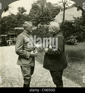 Ca. 1910 s Foto von Marschall Joseph Jacques Césaire Joffre und John Joseph "Black Jack" Pershing. Stockfoto