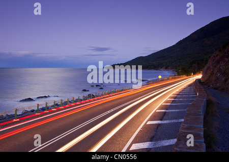Auto Lichtspuren auf der Küstenstraße.  Captain Cook Highway zwischen Port Douglas und Cairns, Queensland, Australien Stockfoto