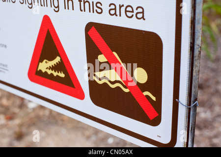 "Kein Schwimmen" unterschreiben Warnung der Krokodil-Angriffe.  Thursday Island, Torres-Strait-Inseln, Queensland, Australien Stockfoto