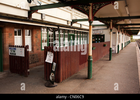 Großbritannien, Cumbria, Millom, Heritage Museum und Besucherzentrum am Bahnhof Bahnsteig Stockfoto